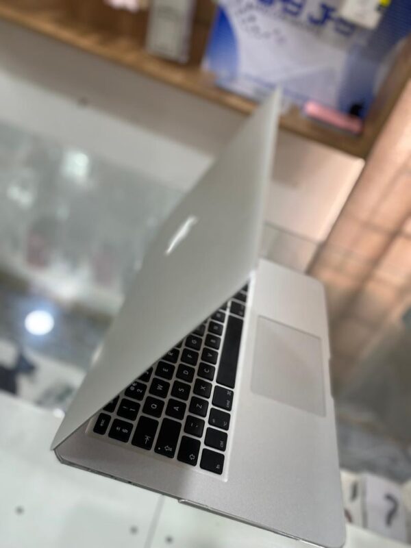 MacBook Air 2017 - Image 4